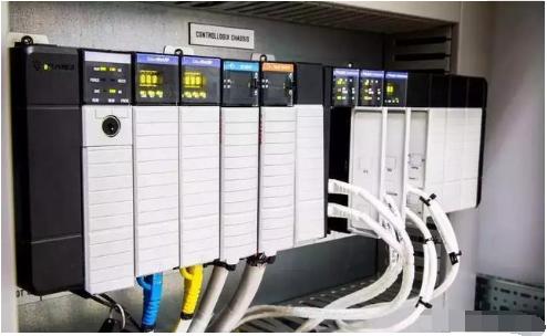 PLC与CNC 未来工厂的智能引擎与男Polo衫背后的柔性制造